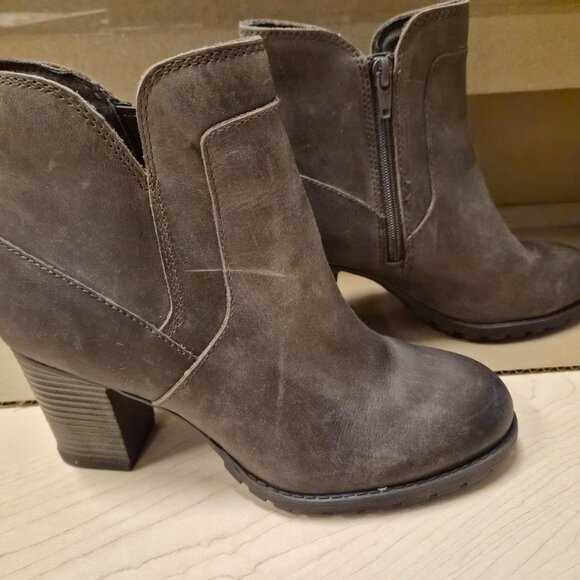 Clarks Verona Step Fashion Ankle Boots - Picture 2 of 7